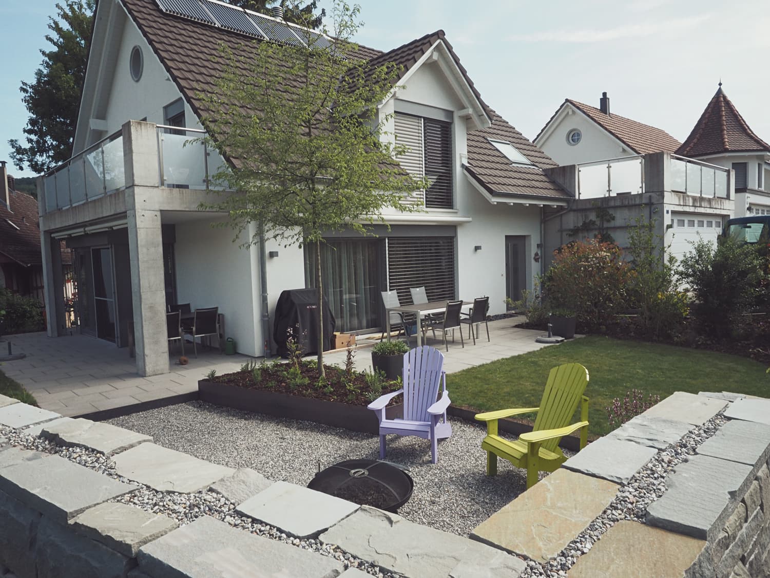 Feuerstelle mit Blick auf das Haus