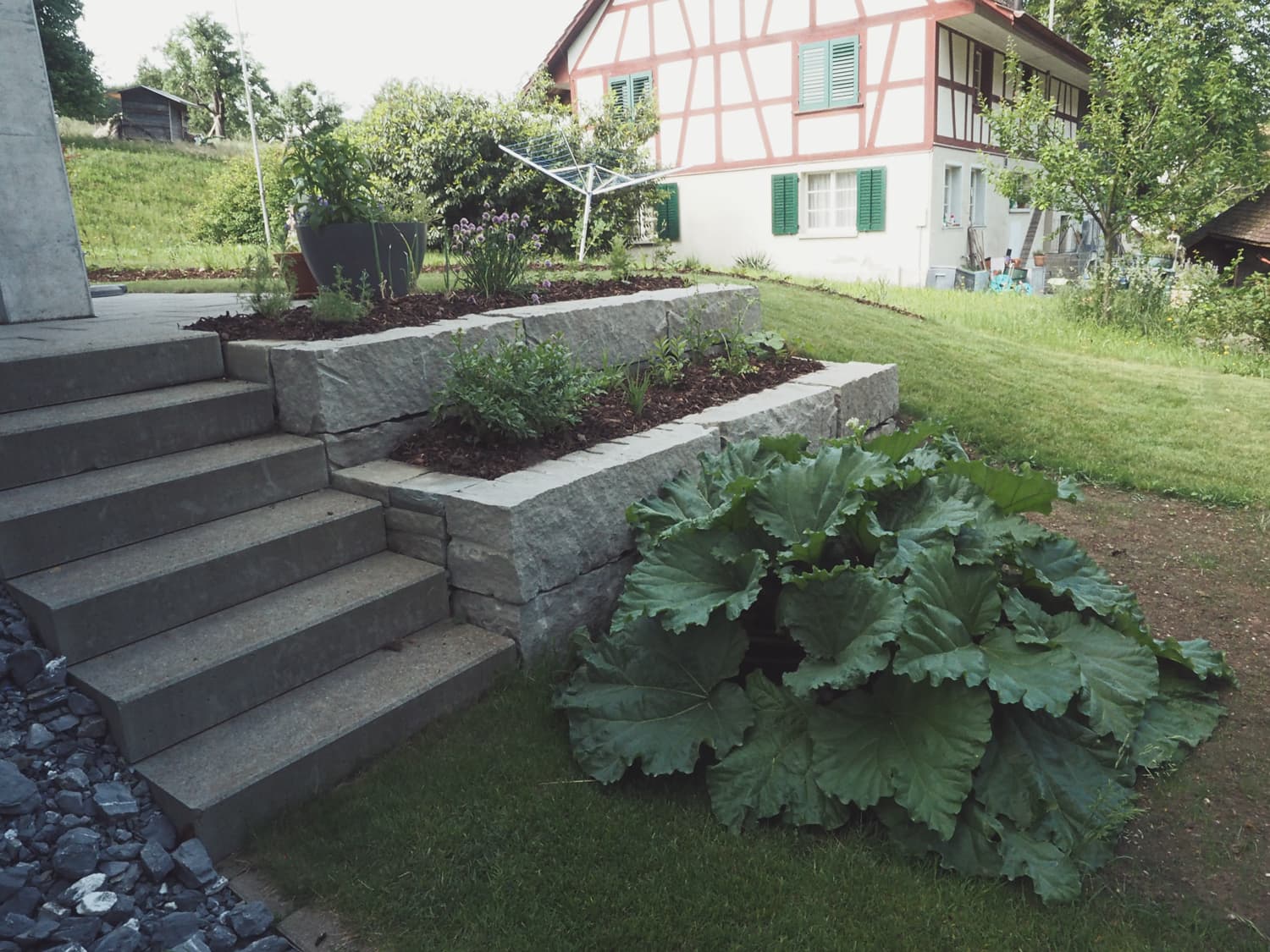 Steinterrasse mit Beet