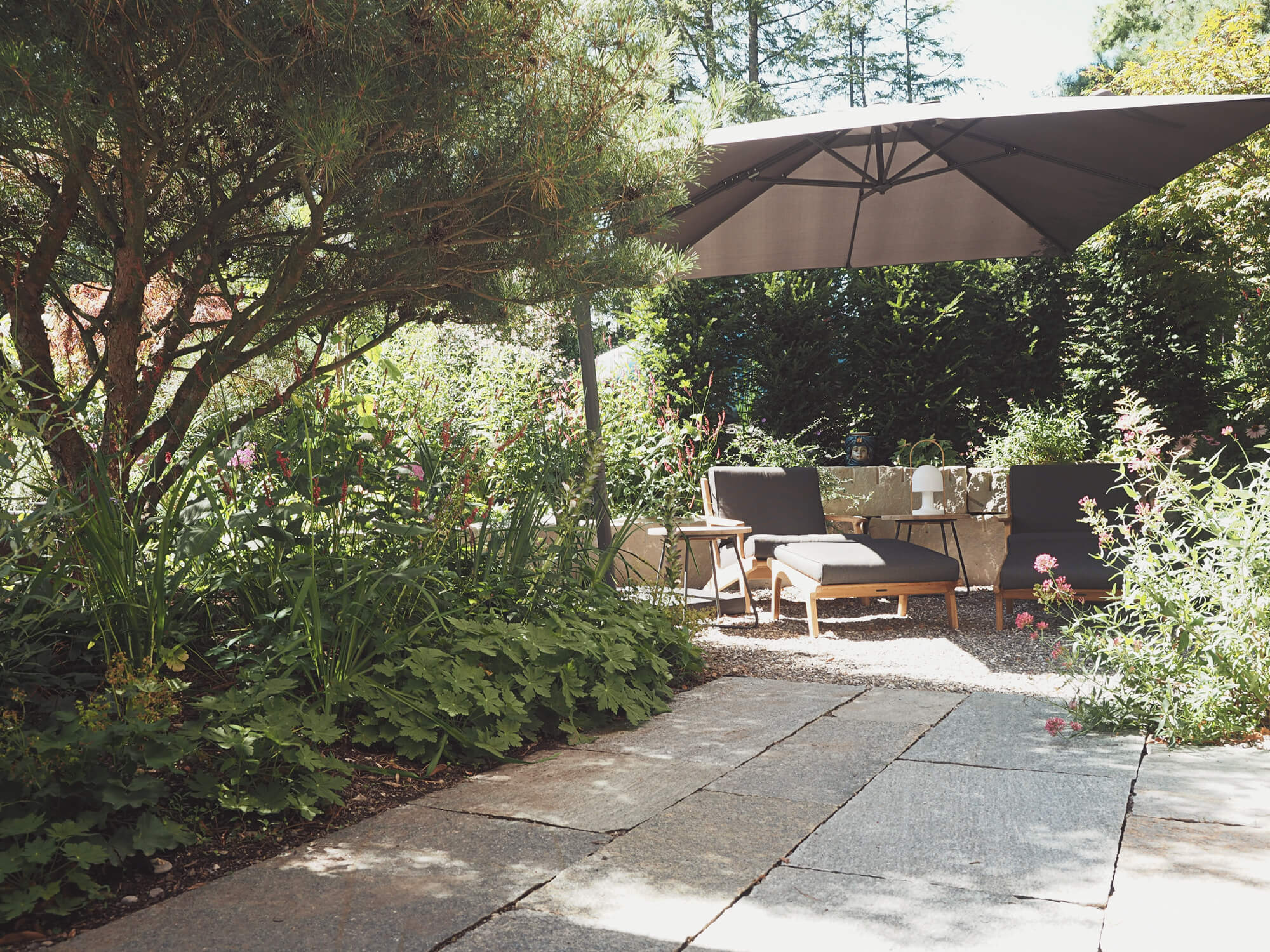 liegestuhl-bodenplatten-sitzplatz