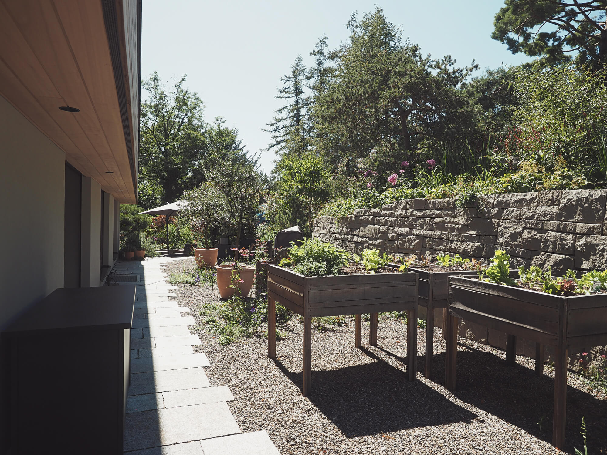 hochbeete-kies-sandsteinmauer