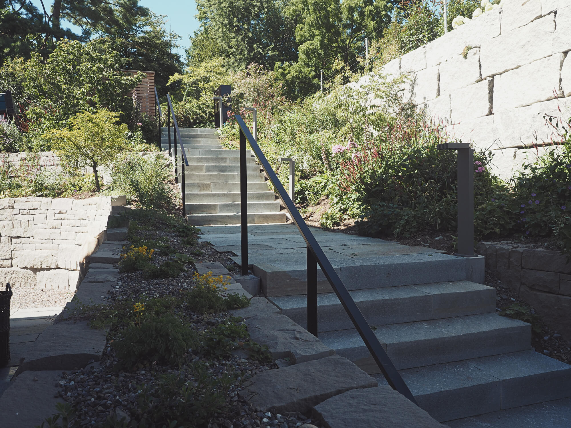 treppe-mauer-sandstein-handlauf