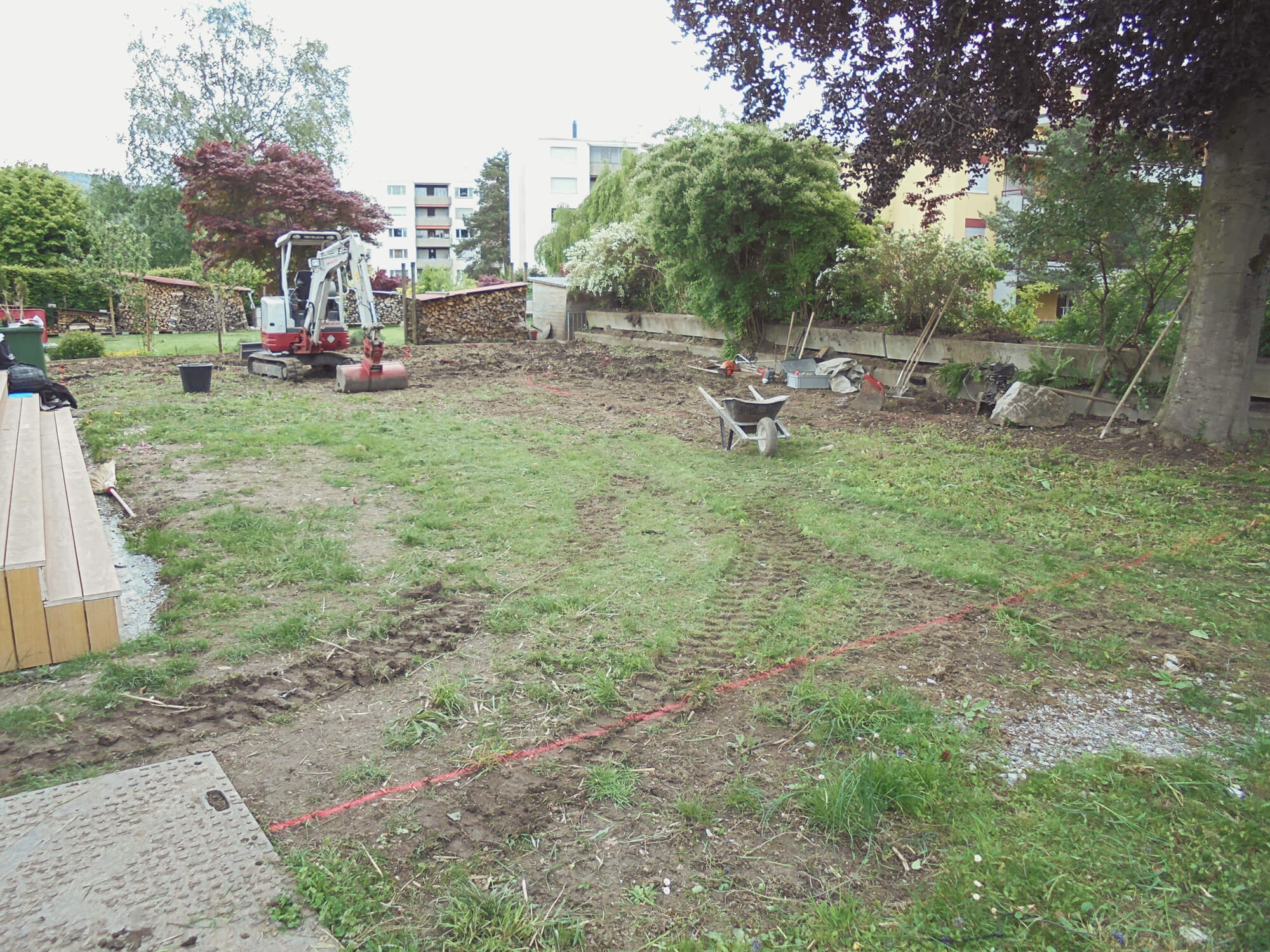 baustelleninstallation-bagger-wiese