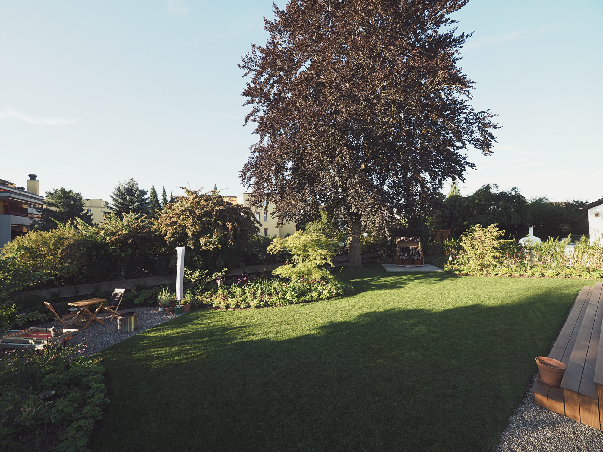 blick-auf-gartensitzplatz-bepflanzung-und-sitzecke