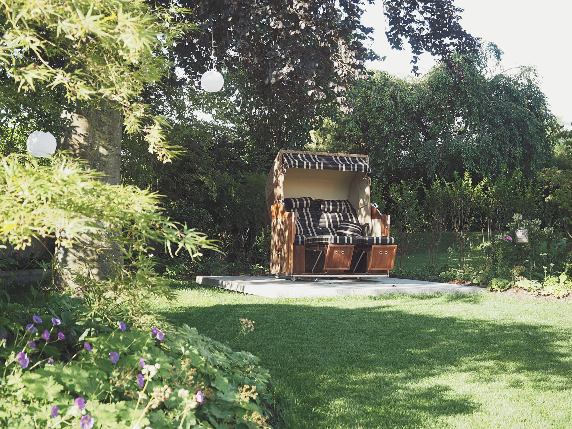 strandkorb-auf-sitzplatz-im-gruenen