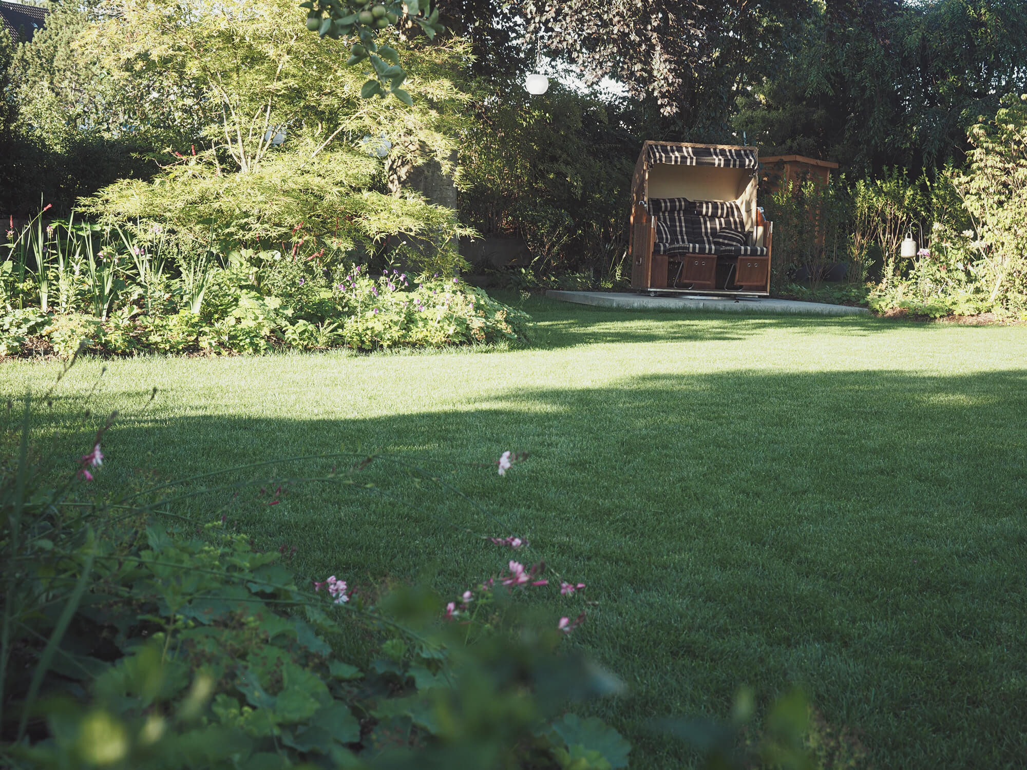 strandkorb-auf-podest-im-garten
