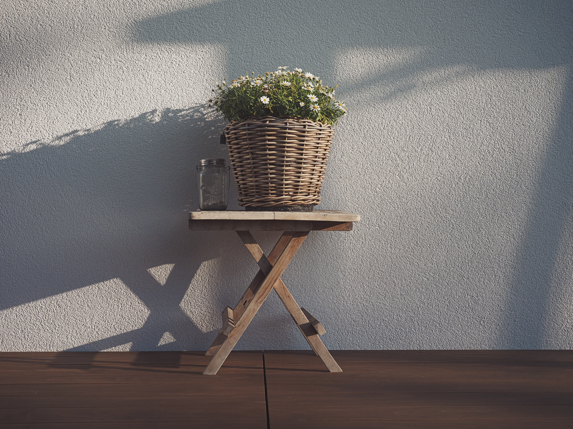 topf-auf-stuhl-an-hauswand