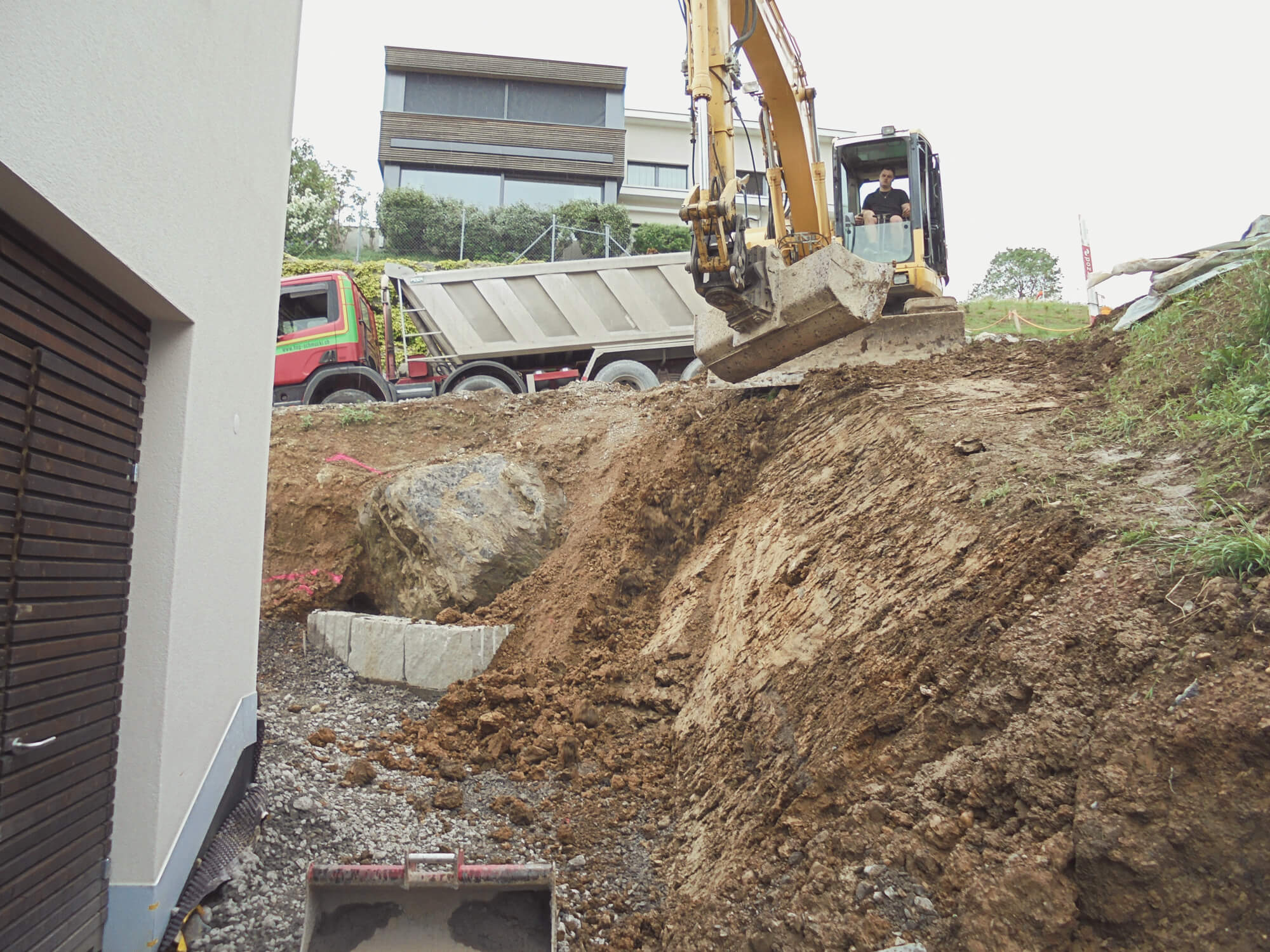 start-bagger-baustelle-findling