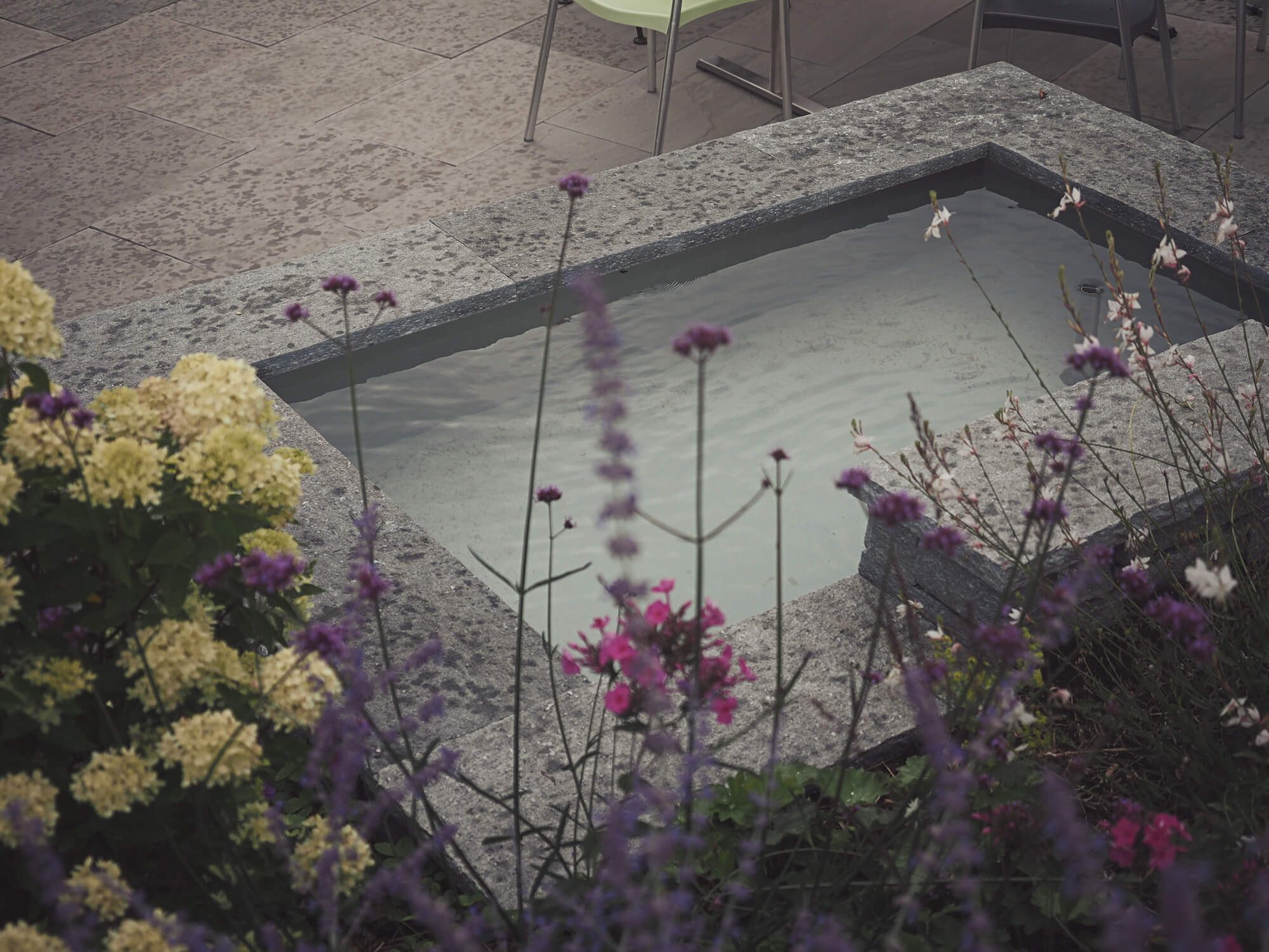 wasser-stein-grau-brunnen