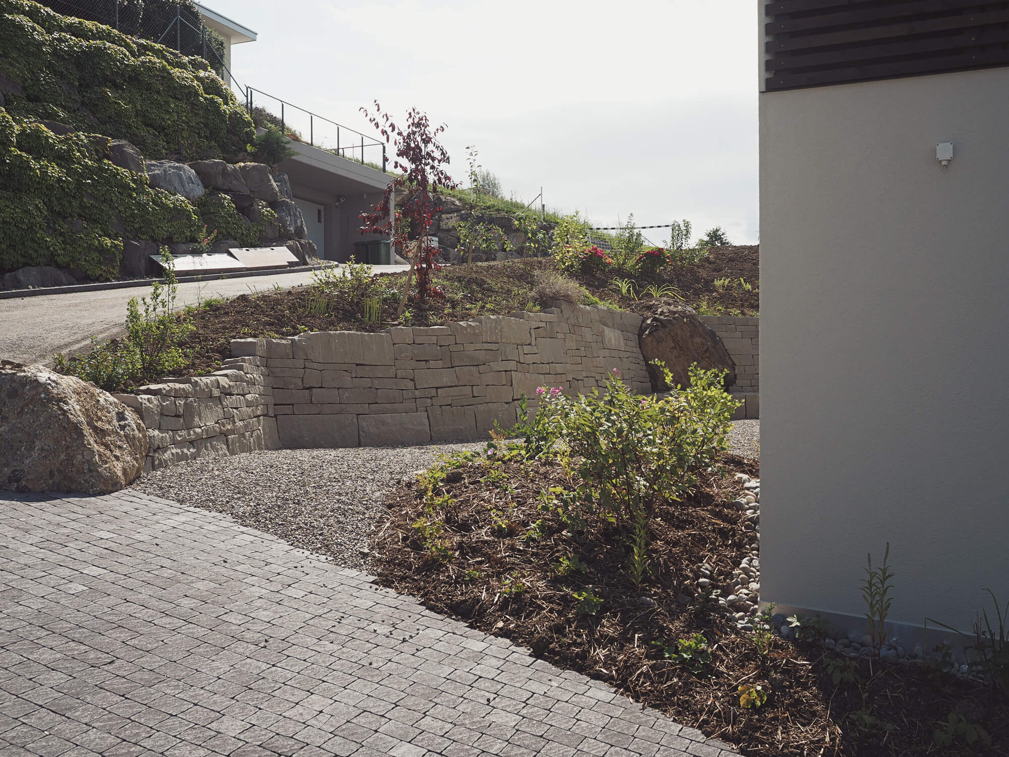 eingang-mauer-kies-findling