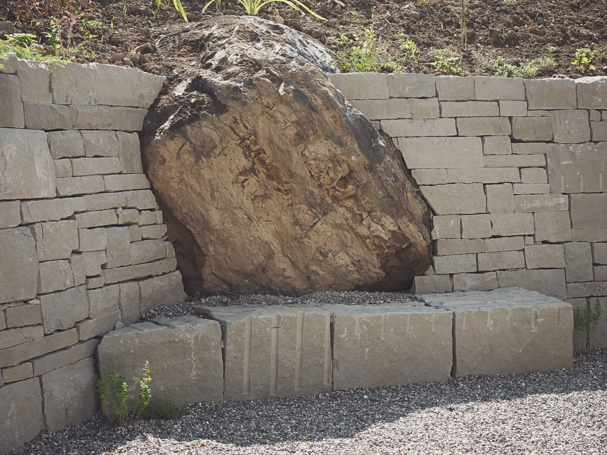 findling-eingang-gartist-sitzbank