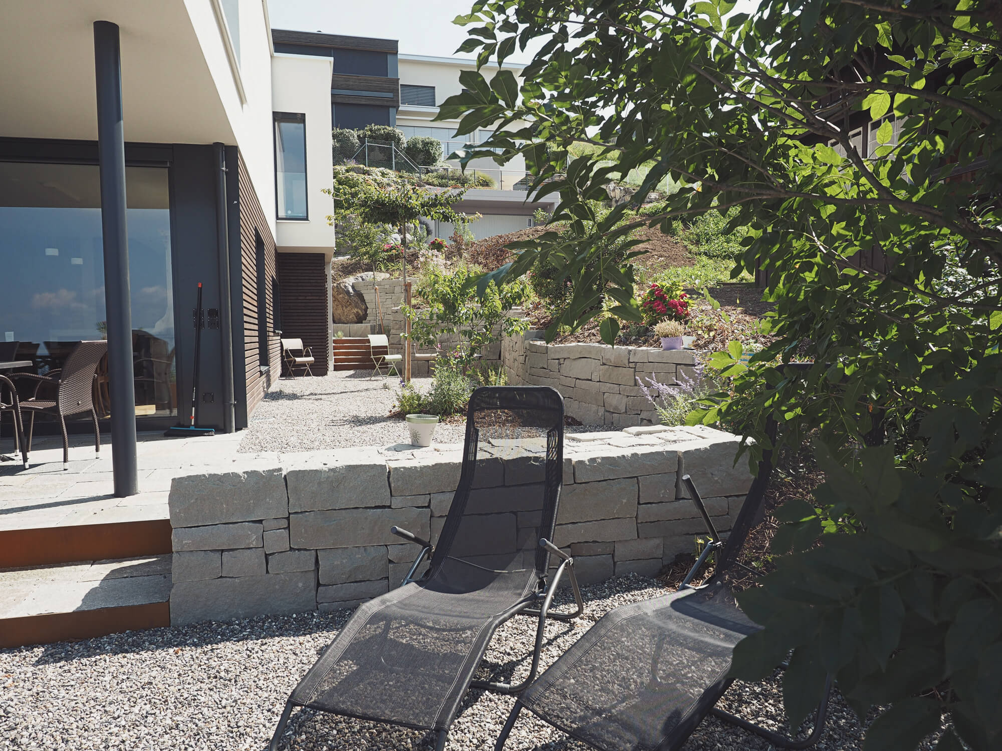 liegestuhl-kies-sitzbank-blick