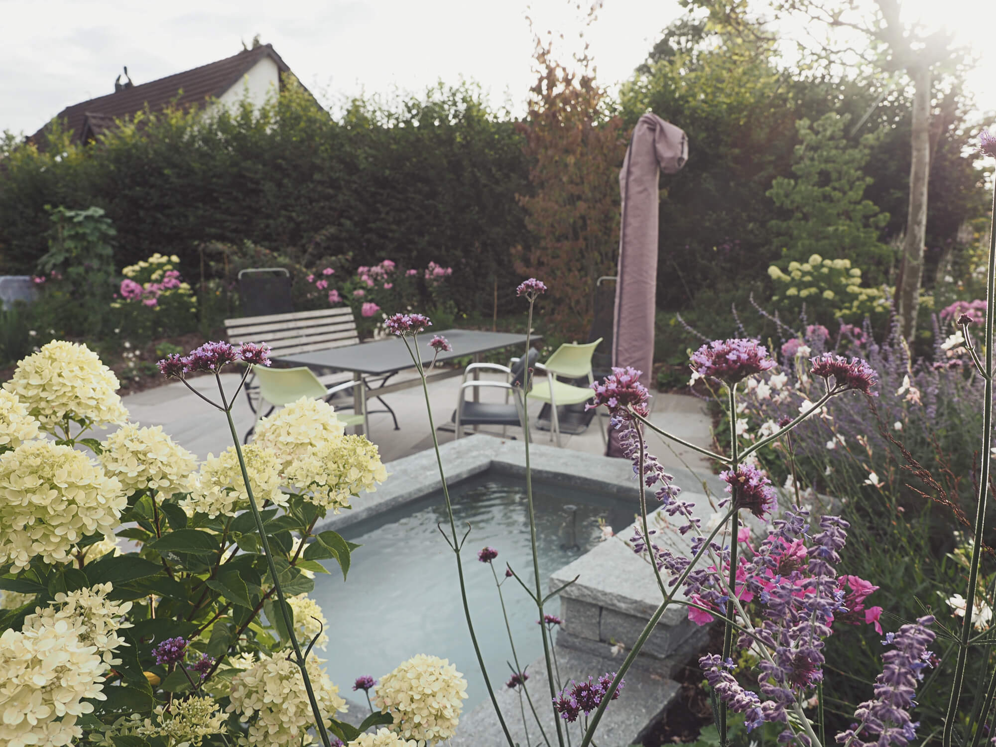 sitzplatz-schirm-wasser-brunnen