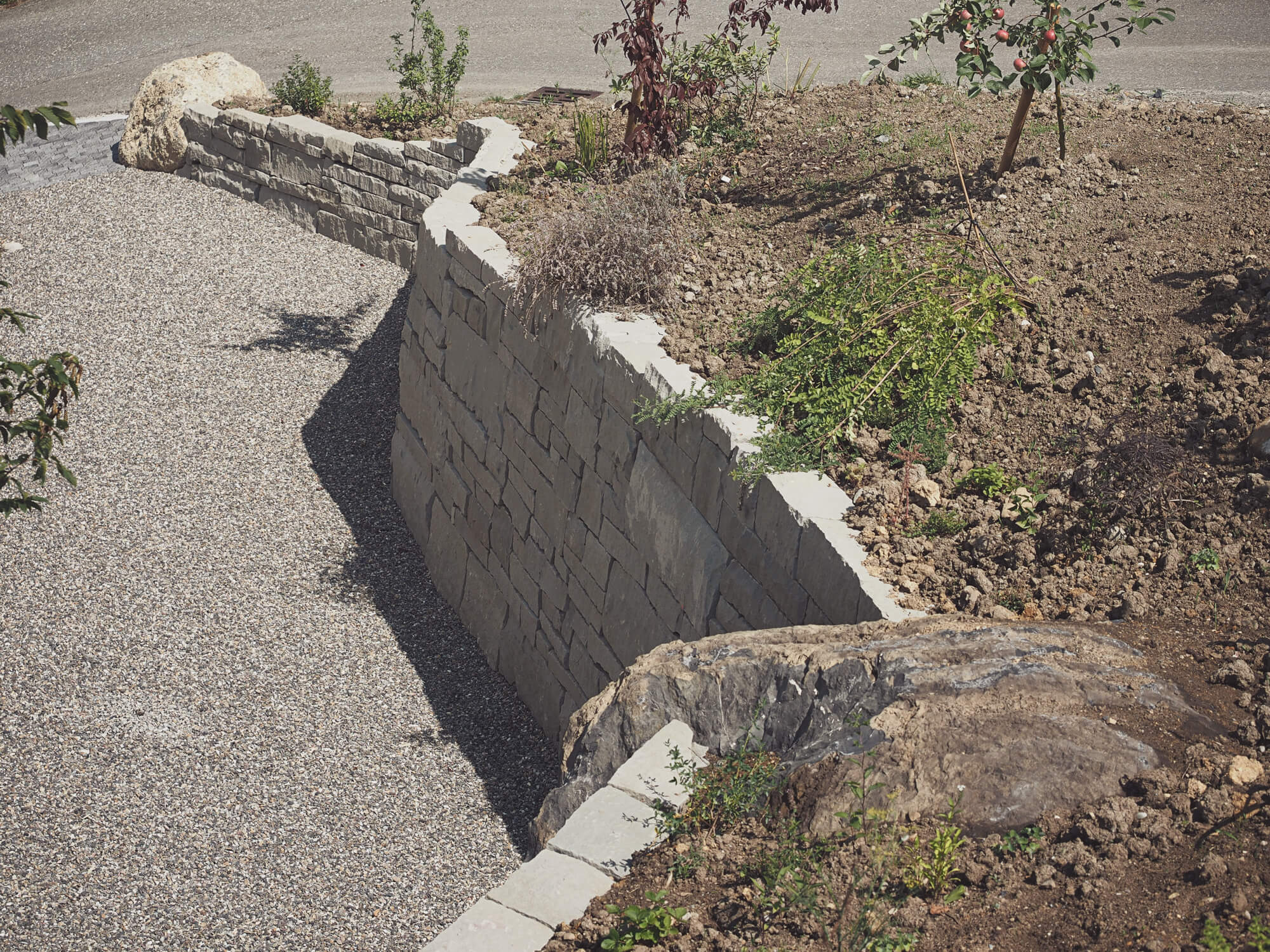 eingang-zugang-gartist-mauer